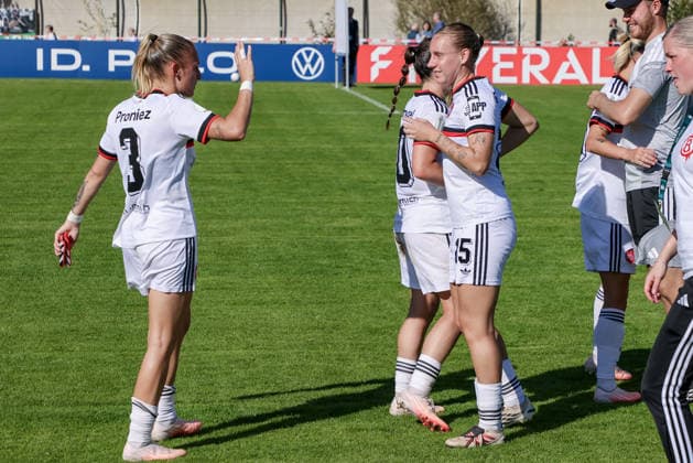 v.li.: Fany Proniez (1. FC Nürnberg, 3), Jonna Brengel (1. FC Nürnberg, 10) und Emöke Papai (1. FC Nürnberg, 15) mit Jubel über den Sieg, Freude über das gewonnene Spiel, DIE DFB-RICHTLINIEN UNTERSAGEN JEGLICHE NUTZUNG VON FOTOS ALS SEQUENZBILDER UND ODER VIDEOÄHNLICHE FOTOSTRECKEN. DFB REGULATIONS PROHIBIT ANY USE OF PHOTOGRAPHS AS IMAGE SEQUENCES AND OR QUASI-VIDEO., 27.09.2026, Bremen (Deutschland), Fussball, DFB-Pokal Frauen, ATS Buntentor - 1. FC Nürnberg