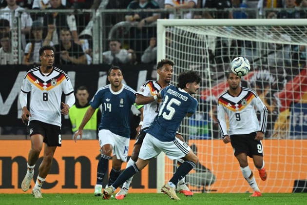 27.09.2026, xemx, Fussball UEFA Nations League, Deutschland - Griechenland v.l. Bambase Conte (Deutsche Fussball Nationalmanschaft DFB) Thanasis Androutsos (Griechenland) Zweikampf, Aktion, action, battle for the ball Augsburg