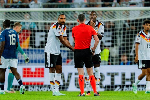 Nations League, Gruppe A, 2. Spieltag, Deutschland vs. Griechenland am 27.09.2026 in der WWK Arena in Augsburg gelbe Karte für Yann Aurel Bisseck (Deutschland) Jonathan Tah (Deutschland) Copyright: xBahhoxKarax