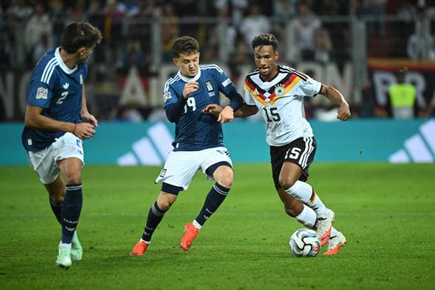 27.09.2026, xemx, Fussball UEFA Nations League, Deutschland - Griechenland v.l. Konstantinos Karetsas (Griechenland) Bambase Conte (Deutsche Fussball Nationalmanschaft DFB) Zweikampf, Aktion, action, battle for the ball Augsburg