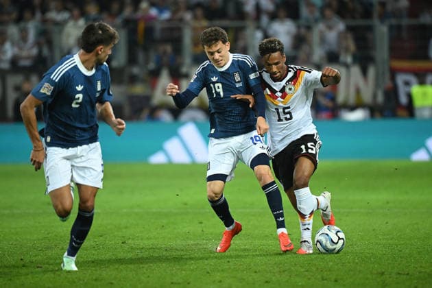 27.09.2026, xemx, Fussball UEFA Nations League, Deutschland - Griechenland v.l. Konstantinos Karetsas (Griechenland) Bambase Conte (Deutsche Fussball Nationalmanschaft DFB) Zweikampf, Aktion, action, battle for the ball Augsburg
