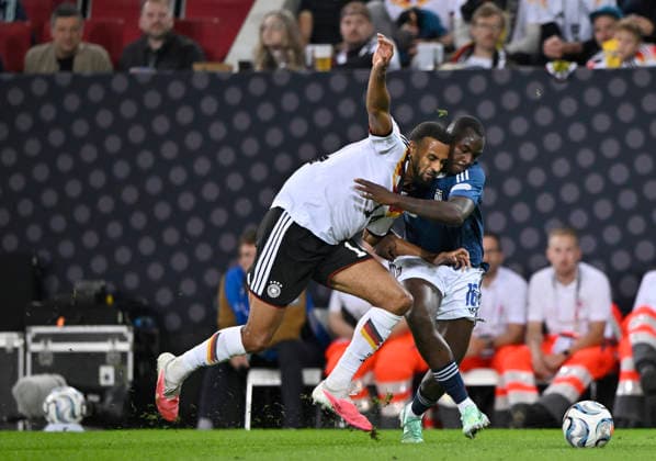 Zweikampf, Aktion Josha Vagnoman GER (14) gegen Andreas Tetteh GRE (16) DFB Laenderspiel Deutschland GER vs Griechenland GRE UEFA Nations League am 27.09.2026 DFL REGULATIONS PROHIBIT ANY USE OF PHOTOGRAPHS AS IMAGE SEQUENCES AND OR QUASI-VIDEO DFB Laenderspiel Deutschland GER vs Griechenland GRE UEFA Nations League