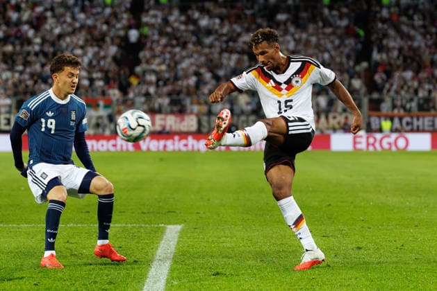 Bambase Conte (15, Deutschland) und Konstantinos Karetsas (19, Griechenland) beim Spiel zwischen Deutschland v Griechenland, Fussball, Herren, UEFA Nations League, 2026 2027, 2.Spieltag am 27.09.2026 in Augsburg, WWK Arena. Bayern Deutschland