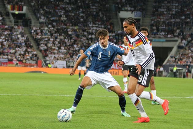 27.09.2026 Fußball Herren 2026 2027 UEFA Nations League 2. Spieltag Deutschland - Griechenland WWK Arena Augsburg Kevin Schade (Deutschland, 9, weiß) ist vor Giorgos Vagiannidis (Griechenland, 2, blau) am Ball. Augsburg Bayern Deutschland