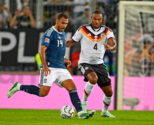 27.09.2026, Fussball UEFA Nations-League 2026 2027, 2.Spieltag, Deutschland - Griechenland, in der WWK-Arena Augsburg, v.l. Vangelis Pavlidis (Griechenland) gegen Jonathan Tah (Deutschland)