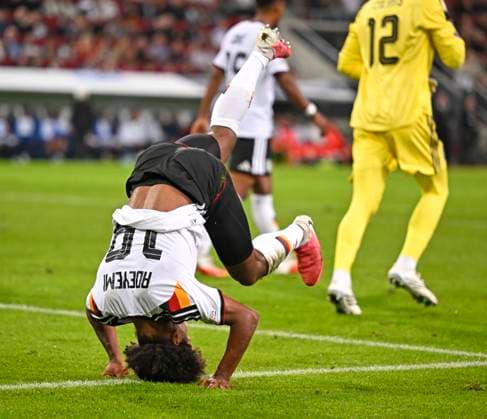 27.09.2026, Fussball UEFA Nations-League 2026 2027, 2.Spieltag, Deutschland - Griechenland, in der WWK-Arena Augsburg, Karim Adeyemi (Deutschland) kullert am Boden