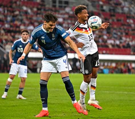 27.09.2026, Fussball UEFA Nations-League 2026 2027, 2.Spieltag, Deutschland - Griechenland, in der WWK-Arena Augsburg, v.l. Ntinos Mavropanos (Griechenland) gegen Bambase Conte (Deutschland)