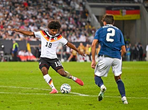 27.09.2026, Fussball UEFA Nations-League 2026 2027, 2.Spieltag, Deutschland - Griechenland, in der WWK-Arena Augsburg, v.l. Karim Adeyemi (Deutschland) gegen Giorgos Vagiannidis (Griechenland)