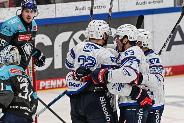 Penny DEL 26 27: Penny DEL Ingolstadt vs. Adler Mannheim; Ingolstadt, 27.09.2026 Jubel bei Mannheim nach dem 2:2 durch Matthias Plachta (Adler Mannheim, 22). Ingolstadt; 27.09.2026; Penny DEL; 4. Spieltag, ERC ingolstadt gegen Adler Mannheim; SATURN Arena Ingolstadt Copyright: xBEAUTIFULxSPORTS Märklx