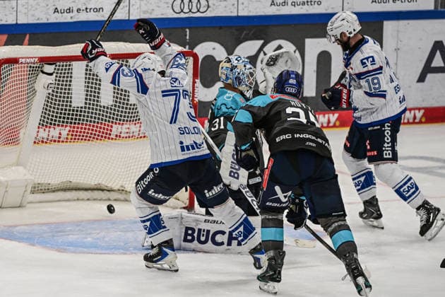 Penny DEL 26 27: Penny DEL Ingolstadt vs. Adler Mannheim; Ingolstadt, 27.09.2026 Anschlusstreffer zum 1:2 für Mannheim durch John Gilmour (Adler Mannheim, 7). Ingolstadt; 27.09.2026; Penny DEL; 4. Spieltag, ERC ingolstadt gegen Adler Mannheim; SATURN Arena Ingolstadt Copyright: xBEAUTIFULxSPORTS Märklx