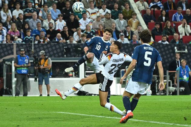 27.09.2026, xemx, Fussball UEFA Nations League, Deutschland - Griechenland v.l. Christos Tzolis (Griechenland) Younes Ebnoutalib (Deutsche Fussball Nationalmannschaft DFB) Panagiotis Retsos (Griechenland) Zweikampf, Aktion, action, battle for the ball Augsburg