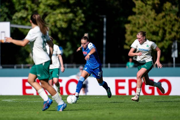 27.09.2026, GER, Fussball, Frauen, DFB Pokal, Saison 2026 2027, 1. Runde, SpVgg Greuther Fürth vs. TSG 1899 Hoffenheim Laura Gloning ( Hoffenheim, 20 ) am Ball Fürth Julius Hirsch Sportzentrum Bayern Deutschland Copyright: xNordphoto Memmlerx