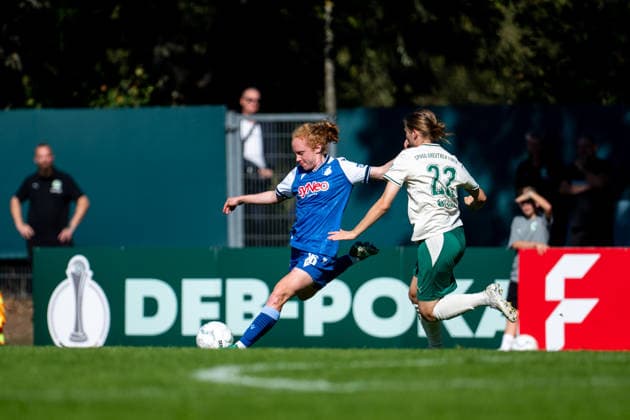 27.09.2026, GER, Fussball, Frauen, DFB Pokal, Saison 2026 2027, 1. Runde, SpVgg Greuther Fürth vs. TSG 1899 Hoffenheim Milena Röder ( Hoffenheim, 16 ) am Ball im Zweikampf mit Lena Franke ( SpVgg Greuther Fürth, 22 ) Fürth Julius Hirsch Sportzentrum Bayern Deutschland Copyright: xNordphoto Memmlerx
