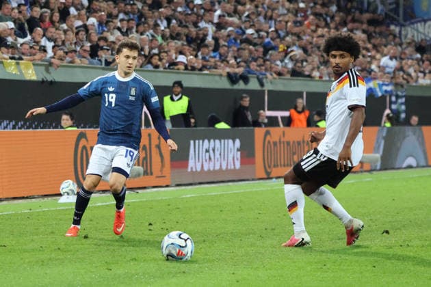 27.09.2026, Fussball, Herren, UEFA Nations League 2027, Deutschland - Griechenland, Konstantinos Karetsas (Griechenland), Karim Adeyemi (Deutschland) Augsburg WWK-Arena Bayern Deutschland (DEU) Copyright: xSebastianxBachx