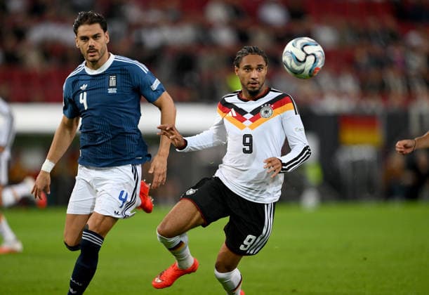 FUSSBALL UEFA Nations League Liga A Gruppe 2 2026 2027 in Augsburg 27.09.2026 Deutschland - Griechenland Ntinos Mavropanos (li, Griechenland) gegen Kevin Schade (re, Deutschland)