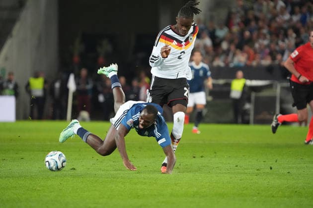 Yann Aurel Bisseck (Deutschland Germany) im Zweikampf mit Andreas Tetteh (Griechenland, Greece) - Augsburg 27.09.2026: Deutschland vs. Griechenland, UEFA Nations League, WWK Arena, 2. Spieltag