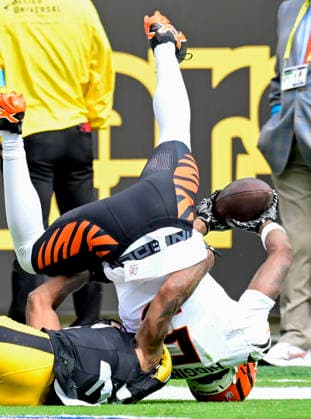 Cincinnati Bengals wide receiver Tee Higgins (5) makes a 28 yard reception for a touchdown with Pittsburgh Steelers cornerback Asante Samuel Jr. (22) in coverage during the second quarter bat Acrisure Stadium on Sunday, Sept. 27, 2026 in Pittsburgh.  PIT2026092712 ARCHIExCARPENTER