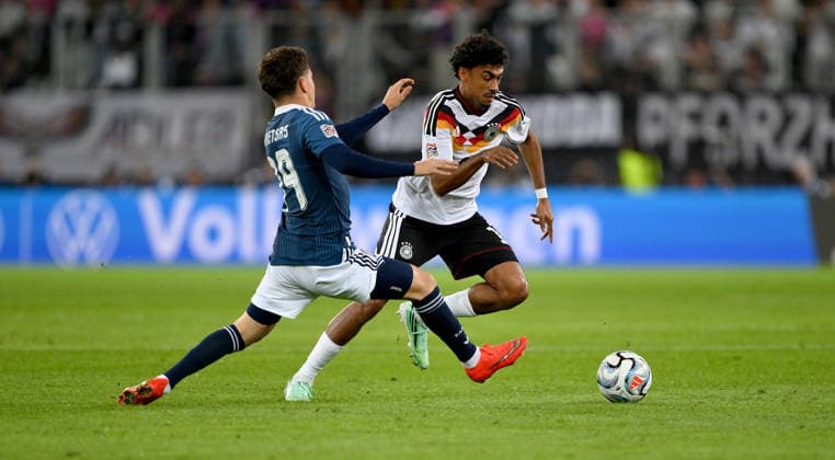 FUSSBALL UEFA Nations League Liga A Gruppe 2 2026 2027 in Augsburg 27.09.2026 Deutschland - Griechenland Konstantinos Karetsas (li, Griechenland) gegen Nathaniel Brown (re, Deutschland)