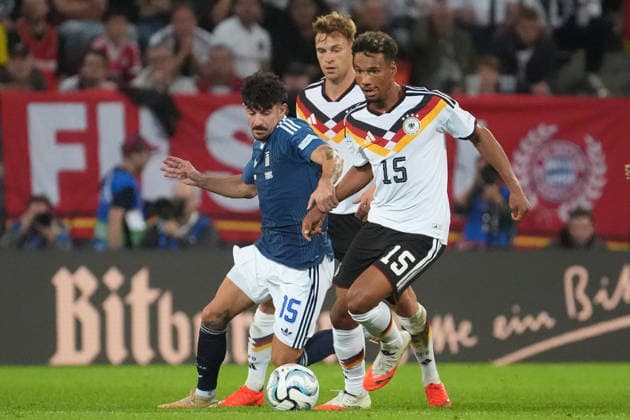 Zweikampf Bambase Conte (Deutschland Germany) gegen Thanasis Androutsos (Griechenland, Greece) - Augsburg 27.09.2026: Deutschland vs. Griechenland, UEFA Nations League, WWK Arena, 2. Spieltag