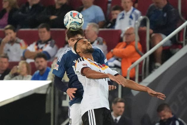 Josha Vagnoman (Deutschland Germany) im Kopfballduell mit Andreas Tetteh (Griechenland, Greece) - Augsburg 27.09.2026: Deutschland vs. Griechenland, UEFA Nations League, WWK Arena, 2. Spieltag