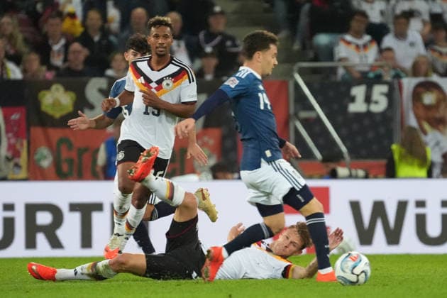 Joshua Kimmich (Deutschland Germany) holt sich den Ball - Augsburg 27.09.2026: Deutschland vs. Griechenland, UEFA Nations League, WWK Arena, 2. Spieltag