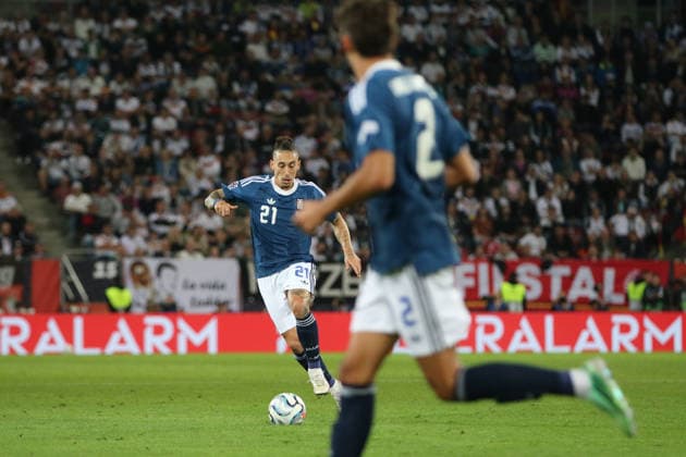 27.09.2026 Fußball Herren 2026 2027 UEFA Nations League 2. Spieltag Deutschland - Griechenland WWK Arena Augsburg Kostas Tsimikas (Griechenland, 21, blau) am Ball. Augsburg Bayern Deutschland