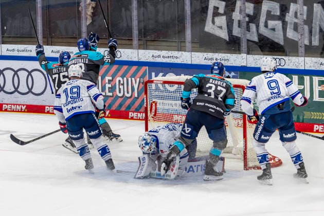 Ingolstadt, Deutschland 27. September 2026: PENNY DEL - 2026 2027 - Sp. 4 - ERC Ingolstadt gegen Adler Mannheim Im Bild: 2. v.li. Torschütze Peter Abbandonato (ERCI) jubelt nach seinem Tor zum 3:2 mit seinen Mannschaftskollegen, Saturn Arena Bayern Copyright: xFotostandx xSchäferx