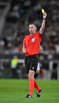 Schiedsrichter Referee Chris Kavanagh zeigt Yann Aurel Bisseck GER (02) (nicht im Bild) gelbe Karte gelb Verwarnung fuer Foul an Andreas Tetteh GRE (16) (nicht im Bild) DFB Laenderspiel Deutschland GER vs Griechenland GRE UEFA Nations League am 27.09.2026 DFL REGULATIONS PROHIBIT ANY USE OF PHOTOGRAPHS AS IMAGE SEQUENCES AND OR QUASI-VIDEO DFB Laenderspiel Deutschland GER vs Griechenland GRE UEFA Nations League