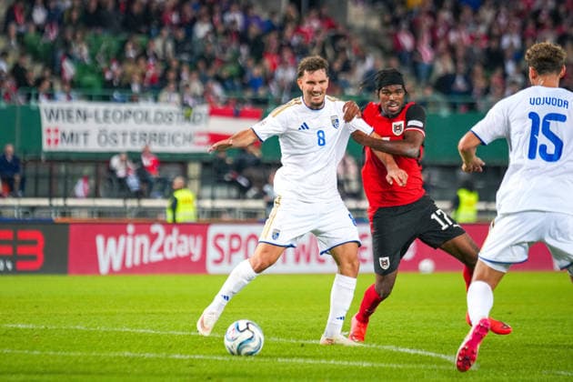 Fussball: Österreich Nationalteam: UEFA Nations League 2026 2027 - Liga B, Gruppe B3, 2. Spieltag, 27.09.2026 - Österreich (ÖFB) vs. Kosovo (FFK) - Ernst-Happel-Stadion (Wien, Österreich); Valmir Matoshi (Kosovo, 8) mit Carney Chukwuemeka (Österreich, 17) Copyright: xLukasxBierederx