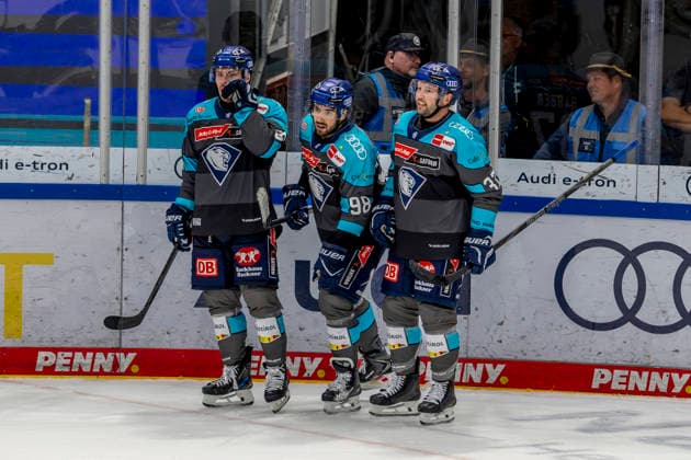 Ingolstadt, Deutschland 27. September 2026: PENNY DEL - 2026 2027 - Sp. 4 - ERC Ingolstadt gegen Adler Mannheim Im Bild: 2. v.li. Torschütze Peter Abbandonato (ERCI) jubelt nach seinem Tor zum 3:2 mit Riley Barber (ERCI) und Alex Breton (ERCI) Saturn Arena Bayern Copyright: xFotostandx xSchäferx