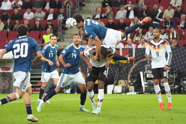 Ntinos Mavropanos (Griechenland, Greece) verteidigt mit vollem Einsatz gegen Jonathan Tah (Deutschland Germany) - Augsburg 27.09.2026: Deutschland vs. Griechenland, UEFA Nations League, WWK Arena, 2. Spieltag