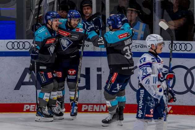 Ingolstadt, Deutschland 27. September 2026: PENNY DEL - 2026 2027 - Sp. 4 - ERC Ingolstadt gegen Adler Mannheim Im Bild: 2. v.li. Torschütze Peter Abbandonato (ERCI) jubelt nach seinem Tor zum 3:2 mit Riley Barber (ERCI) und Alex Breton (ERCI) Saturn Arena Bayern Copyright: xFotostandx xSchäferx