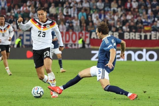 27.09.2026, Fussball, Herren, UEFA Nations League 2027, Deutschland - Griechenland, Younes Ebnoutalib (Deutschland), Panagiotis Retsos (Griechenland) Augsburg WWK-Arena Bayern Deutschland (DEU) Copyright: xSebastianxBachx