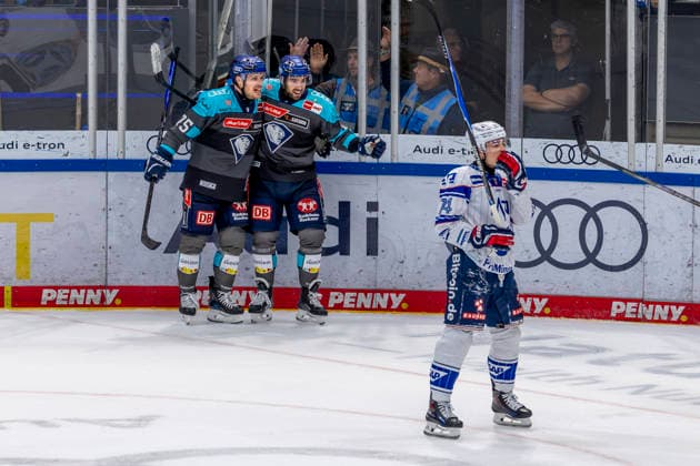 Ingolstadt, Deutschland 27. September 2026: PENNY DEL - 2026 2027 - Sp. 4 - ERC Ingolstadt gegen Adler Mannheim Im Bild: 2. v.li. Torschütze Peter Abbandonato (ERCI) jubelt nach seinem Tor zum 3:2 mit Alex Breton (ERCI) Saturn Arena Bayern Copyright: xFotostandx xSchäferx