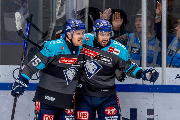 Ingolstadt, Deutschland 27. September 2026: PENNY DEL - 2026 2027 - Sp. 4 - ERC Ingolstadt gegen Adler Mannheim Im Bild: 2. v.li. Torschütze Peter Abbandonato (ERCI) jubelt nach seinem Tor zum 3:2 mit Alex Breton (ERCI) Saturn Arena Bayern Copyright: xFotostandx xSchäferx