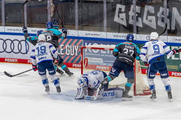 Ingolstadt, Deutschland 27. September 2026: PENNY DEL - 2026 2027 - Sp. 4 - ERC Ingolstadt gegen Adler Mannheim Im Bild: 2. v.li. Torschütze Peter Abbandonato (ERCI) jubelt nach seinem Tor zum 3:2 mit seinen Mannschaftskollegen, Saturn Arena Bayern Copyright: xFotostandx xSchäferx