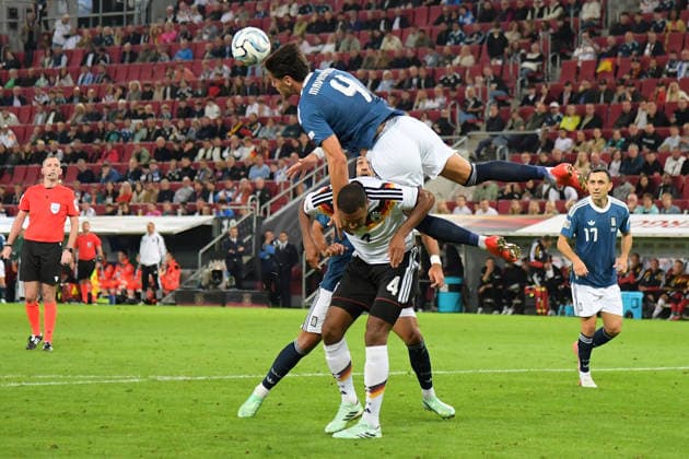 27.09.2026, xemx, Fussball UEFA Nations League, Deutschland - Griechenland v.l. Jonathan Tah (Deutsche Fussball Nationalmannschaft DFB) Konstantinos Ntinos Mavropanos (Griechenland) Zweikampf, Aktion, action, battle for the ball Augsburg