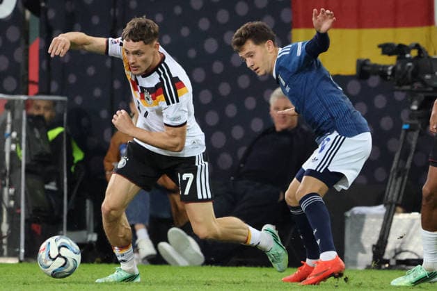 27.09.2026, Fussball, Herren, UEFA Nations League 2027, Deutschland - Griechenland, Florian Wirtz (Deutschland), Konstantinos Karetsas (Griechenland) Augsburg WWK-Arena Bayern Deutschland (DEU) Copyright: xSebastianxBachx