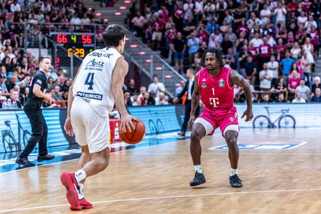 John-Michael Wright (Telekom Baskets Bonn, 01)vs Vuk Radojicic (SYNTAINICS MBC, 04) Telekom Baskets Bonn vs. SYNTAINICS MBC, Basketball, easy Credit BBL, 03. Spieltag, 2026 2027, 27.09.2026 Telekom Baskets Bonn vs. SYNTAINICS MBC, Basketball, easy Credit BBL, 03. Spieltag, 2026 2027, 27.09.2026 Bonn Copyright: xEibner-Pressefoto GerhardxWingenderx EP_GWR