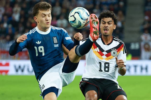 UEFA Nations League - 26 27 - Deutschland - Griechenland am 27.09.2026 in der WWK Arena in Augsburg, Konstantinos Karetsas (Griechenland 19, l) und Nathaniel Brown (Deutschland 18) kämpfen um den Ball.