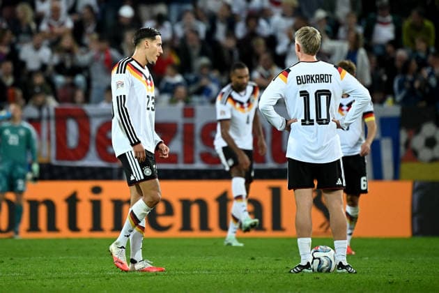 27.09.2026, xemx, Fussball UEFA Nations League, Deutschland - Griechenland v.l. Younes Ebnoutalib (Deutsche Fussball Nationalmannschaft DFB) Jonathan Burkardt (Deutsche Fussball Nationalmannschaft DFB) Enttäuscht, traurig, frustriert, ratlos, Augsburg