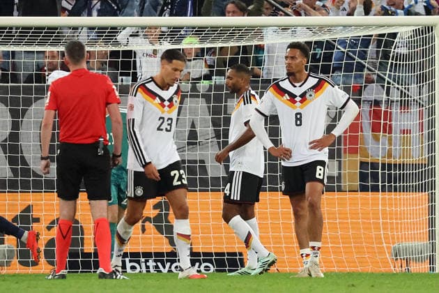 27.09.2026, xrekx, Fussball UEFA Nations League, Deutschland - Griechenland v.l. Torjubel nach dem Tor zum celebrating the goal celebrate 0:1 durch Dimitrios Kourbelis (Griechenland) Younes Ebnoutalib (Deutschland) Jonathan Tah (Deutschland) Felix Nmecha (Deutschland) enttaeuscht, enttäuscht, schaut enttaeuscht, niedergeschlagen, disappointed Augsburg