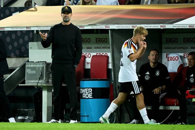 27.09.2026, xemx, Fussball UEFA Nations League, Deutschland - Griechenland v.l. Bundestrainer Trainer Juergen Jürgen Klopp (Deutsche Fussball Nationalmannschaft DFB) Hennes Behrens (Deutsche Fussball Nationalmannschaft DFB) Augsburg