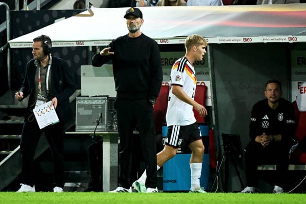 27.09.2026, xemx, Fussball UEFA Nations League, Deutschland - Griechenland v.l. Bundestrainer Trainer Juergen Jürgen Klopp (Deutsche Fussball Nationalmannschaft DFB) Hennes Behrens (Deutsche Fussball Nationalmannschaft DFB) Augsburg