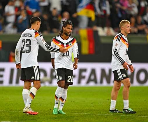 27.09.2026, Fussball UEFA Nations-League 2026 2027, 2.Spieltag, Deutschland - Griechenland, in der WWK-Arena Augsburg, v.l. Younes Ebnoutalib (Deutschland), Serge Gnabry (Deutschland) sind enttäuscht.