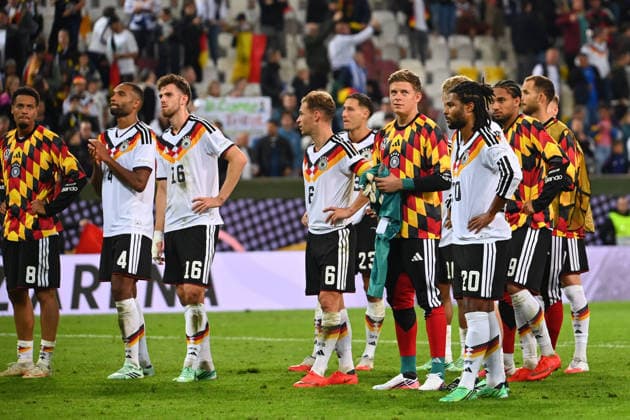 Teamfoto,Team,Mannschaft,Mannschaftsfoto nach Spielende, mit Spieler,Enttaeuschung,Frust, enttaeuscht,frustriert,niedergeschlagen, Fussball Nations League Gruppenphase, Gruppe B, 2.Spieltag Deutschland (GER) - Griechenland (GRE) 0-1, am 27.09.2026 , WWK ARENA AUGSBURG