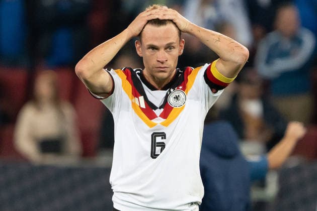 enttäuscht, Enttäuschung, frustriert, Frust, verärgert nach der Niederlage Joshua Kimmich (Deutschland, 06), GER, Deutschland vs. Griechenland, Fussball, Herren, UEFANations League, Spielzeit 2026 2027, 27.09.26, GER, Deutschland vs. Griechenland, Fussball, Herren, UEFA Nations League, Spielzeit 2026 2027, 27.09.26, Augsbur Copyright: xEibner-Pressefoto EdwardxCheungx EP_ECG