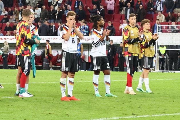 27.09.2026, xrekx, Fussball UEFA Nations League, Deutschland - Griechenland v.l. Spielende Joshua Kimmich (Deutschland) enttaeuscht, enttäuscht, schaut enttaeuscht, niedergeschlagen, disappointed Augsburg