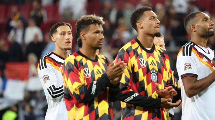 27.09.2026, xrekx, Fussball UEFA Nations League, Deutschland - Griechenland v.l. Younes Ebnoutalib (Deutschland) bedankt bedanken sich bei den Fans, the player thanks the fans for their support Augsburg