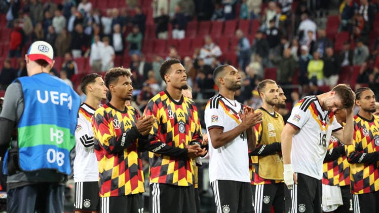 27.09.2026, xrekx, Fussball UEFA Nations League, Deutschland - Griechenland v.l. Spielende Younes Ebnoutalib (Deutschland) BambasÃ ContÃ (Deutschland) Felix Nmecha (Deutschland) Jonathan Tah (Deutschland) bedankt bedanken sich bei den Fans, the player thanks the fans for their support Augsburg